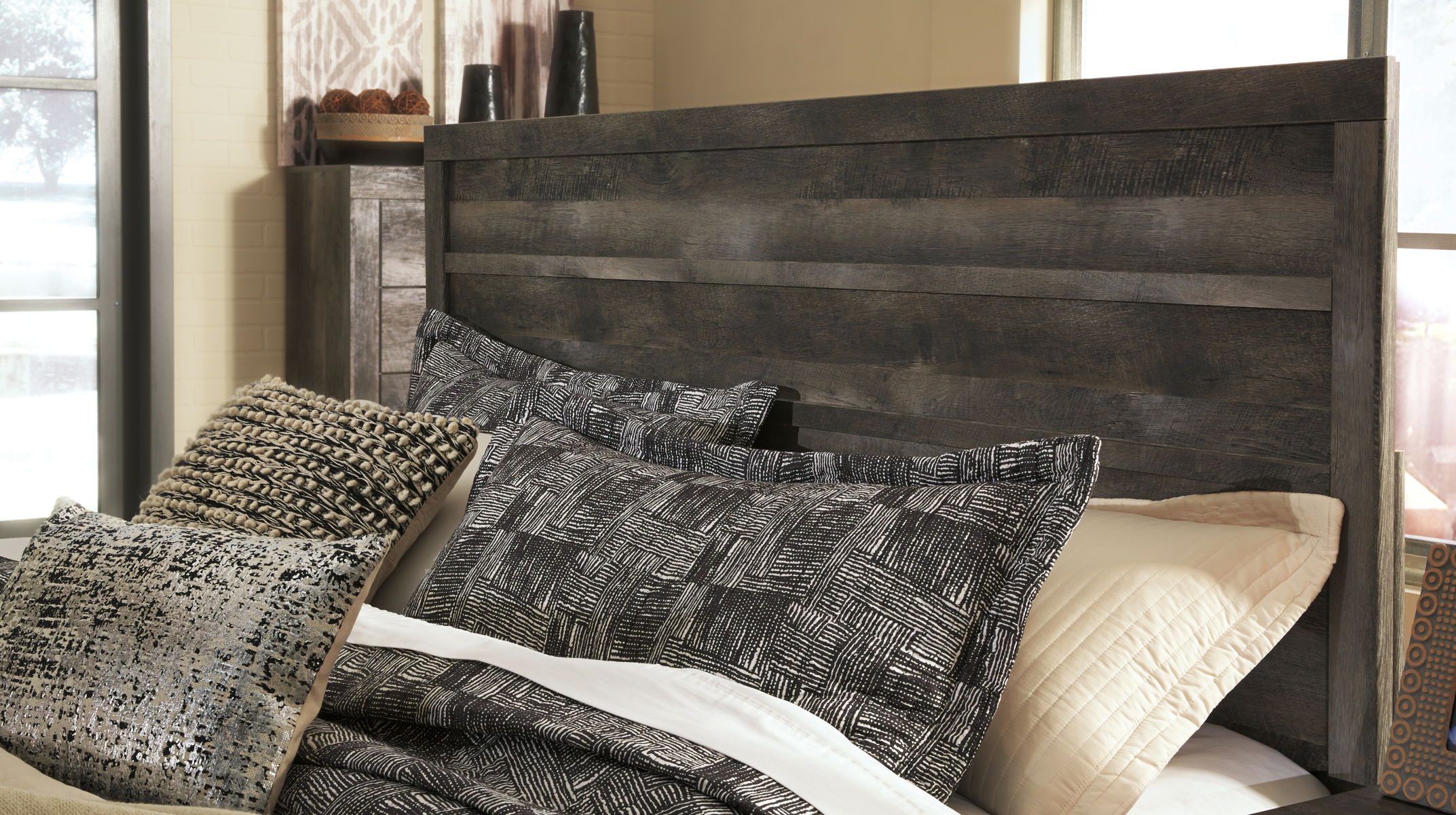 Wynnlow - Panel Bed - Image 4