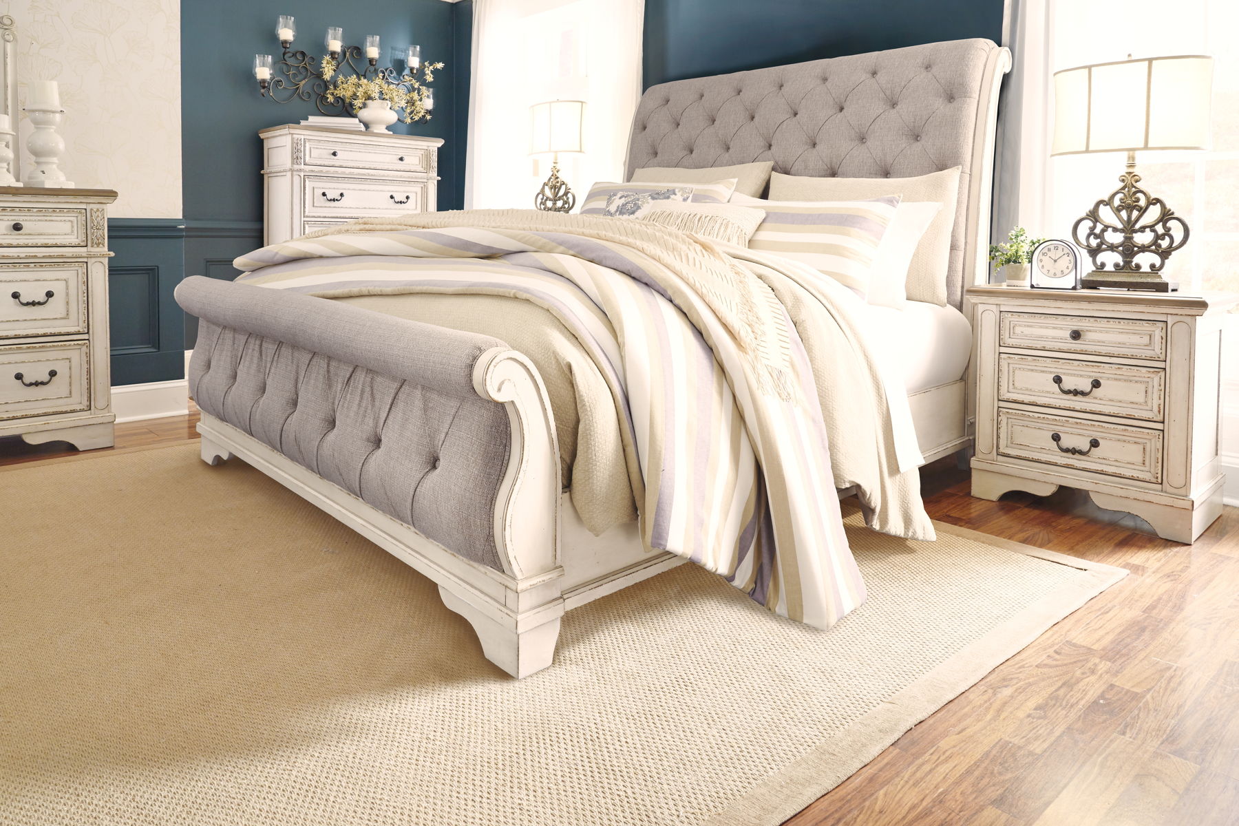 Realyn - Upholstered Sleigh Bed - Image 6