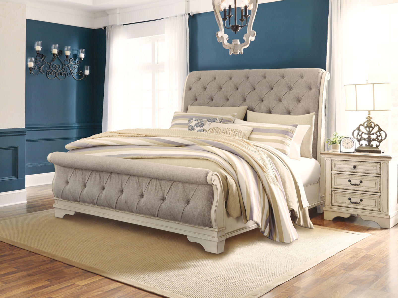 Realyn - Upholstered Sleigh Bed - Image 12