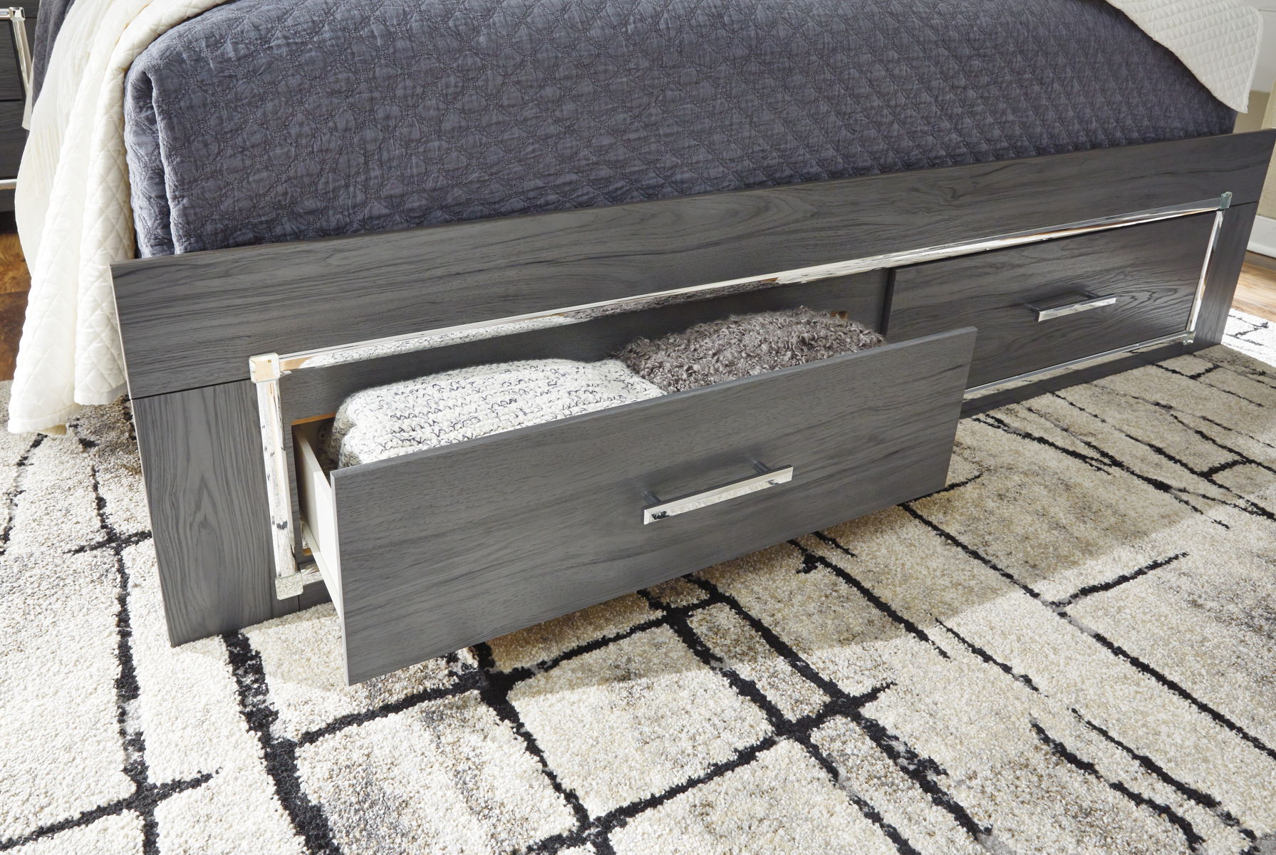 Lodanna - Panel Bed - Image 11